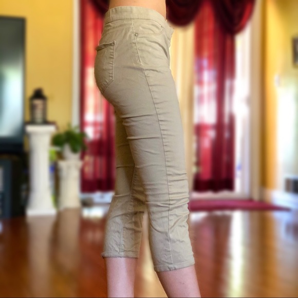 Khakis Colored l.e.i Capris - Picture 2 of 5